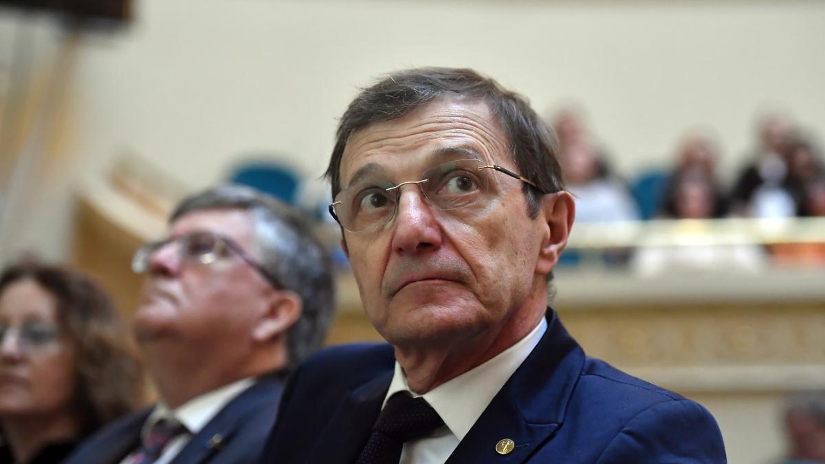 Senatul a renuntat la proiectul ce elimina restrictia de mandate pentru conducerea Academiei Romane dupa scandal