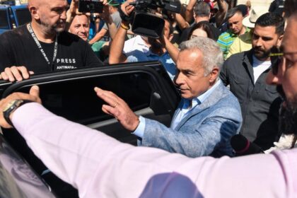 Din ce sur sfina nci are se intretine Georgescu si cine ii plate ste soferul si bodyguarzii Dumnezeu ne sprijina