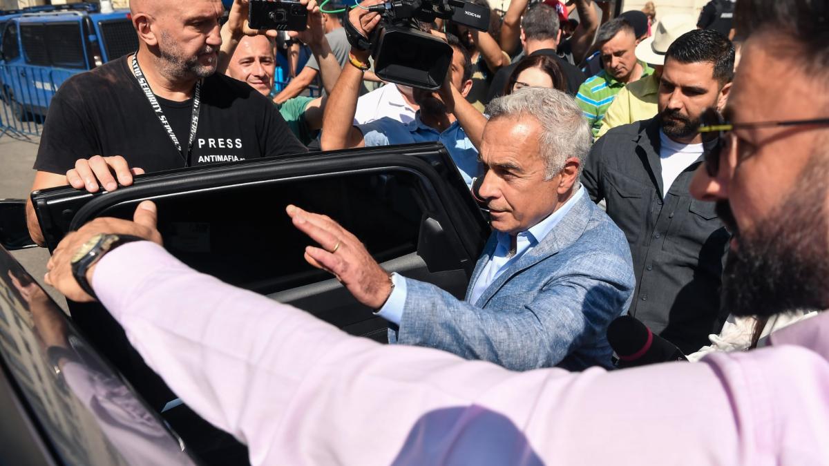 Din ce sur sfina nci are se intretine Georgescu si cine ii plate ste soferul si bodyguarzii Dumnezeu ne sprijina