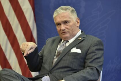 Fostii ambasadori americani la Bucuresti critica Romania pentru ca nu vorbeste in legatura cu