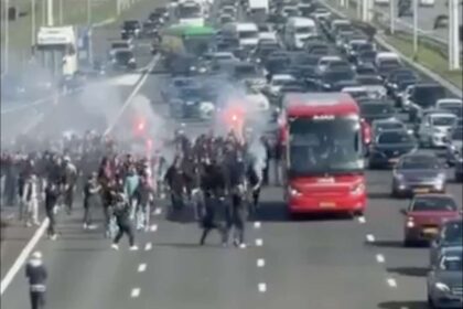 Haos in Olanda Suporterii lui Ajax au intrat pe autostrada si au blocat traficul