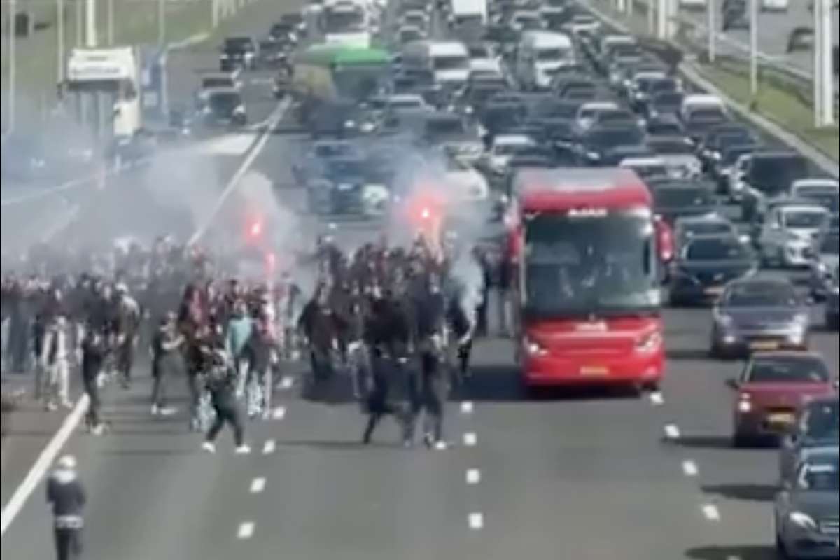 Haos in Olanda Suporterii lui Ajax au intrat pe autostrada si au blocat traficul