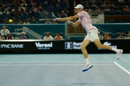 Jannik Sinner a stabilit un nou record depasindu l pe Novak Djokovic