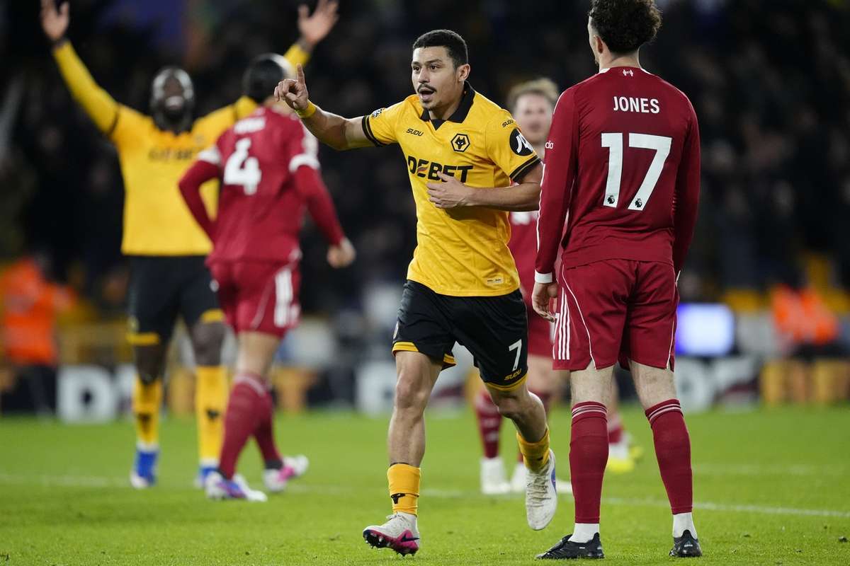 Luna plina rasare deasupra Molineux iar Wolves echipa aflata pe ultimul loc se confrunta cu un Liverpool lipsit de forta