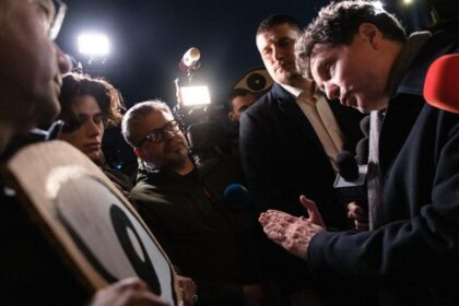 Nicusor Dan a iesit sa discute cu protestatarii despre numirile din Justitie Am de 100 de ori