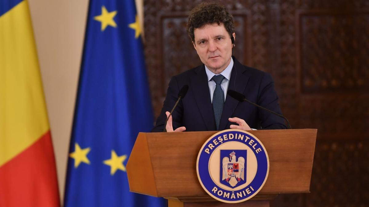 Nicusor Dan a semnat legea care interzice angajarea agresorilor sexuali in scoli spitale sau