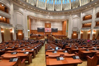Trei deputati S O S Romania vor pierde jumatate din indemnizatie ca urmare a scandalului recent din