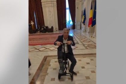 deputatul PSD daniel zamfir tinta ironiilor din partea USR dupa ce a sosit in parlament cu o trotineta ortopedica