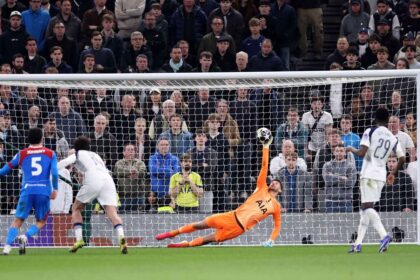 ghinioanele se abat asupra lui tottenham portarul vicario va lipsi cateva saptamani