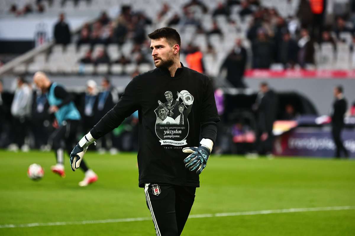 Besiktas a purtat tricouri in memoria lui Mircea Lucescu Campionul secolului