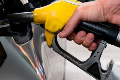 Bolojan a explicat de ce doar motorina se ieftineste nu si benzina sustine economia companiile au