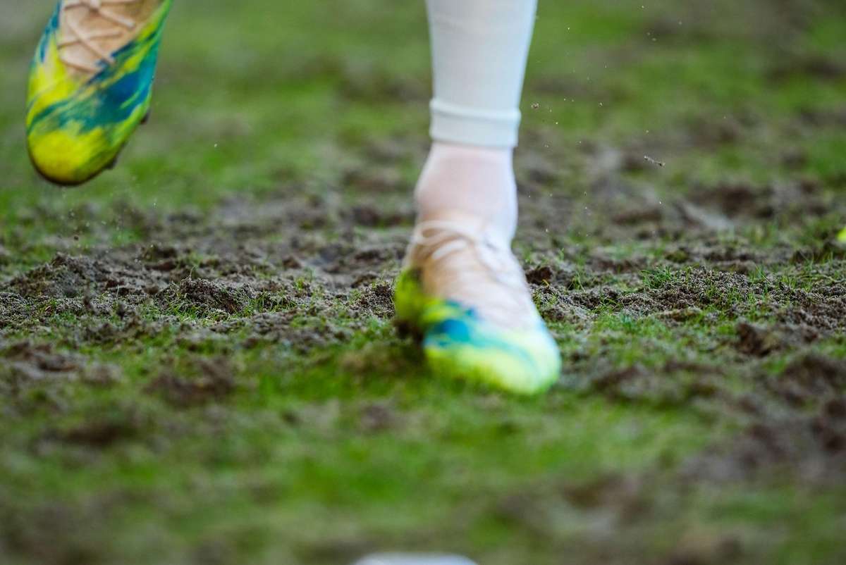 Haaland si antrenorul norvegian Solbakken isi cer scuze elvetienilor pentru conditiile proaste ale terenului