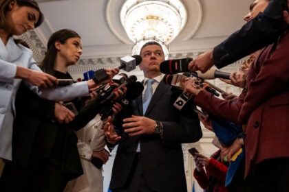 PSD anunta ca toti secretarii de state prefectii si subprefectii partidului si au prezentat demisia