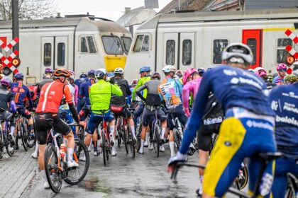 Parchetul belgian va acuza 54 de ciclisti pentru ca au trecut pe semaforul rosu in timpul Turului Flandrei