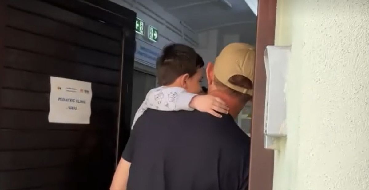 Alex baieelul de 5 ani care a disparut aproape doua zile in padure a fost externat Ce dorinta a avut la iesirea din spital