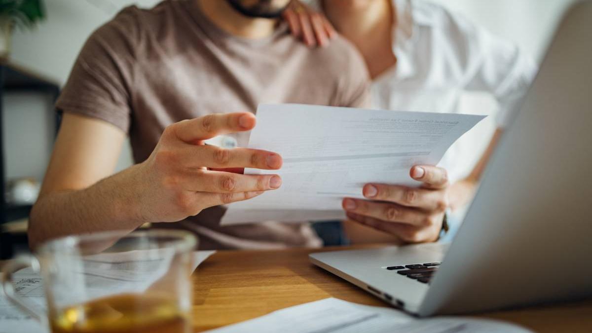 Bolojan anunta ca discuta cu Ministerul Finantelor despre extinderea eFactura si pentru anumite persoane