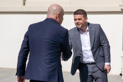 Cu 4 zile inainte de motiunea de cenzura un lider PSD a purtat discutii cu Bolojan la Suceava
