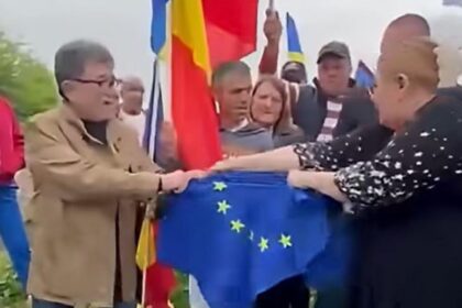 Diana Sosoaca a distrus steagul UE de Ziua Europei Ia ti partea ta eu imi iau partea mea