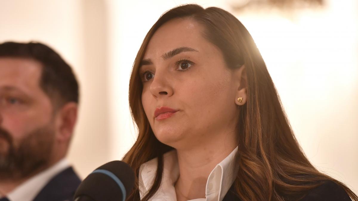 Grupul deputatilor POT si a modificat denumirea in Uniti pentru Romania avand in componente si