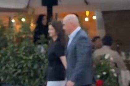 Ilie Bolojan a fost intampinat cu aplauze in Cetatea Oradea la iesirea dintr un restaurant alaturide partenera sa