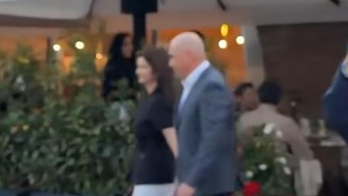 Ilie Bolojan a fost intampinat cu aplauze in Cetatea Oradea la iesirea dintr un restaurant alaturide partenera sa