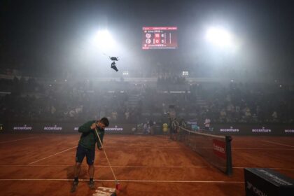 Meciul de tenis de la Roma oprit din cauza fumului provenit de la finala Cupei Italiei la fotbal