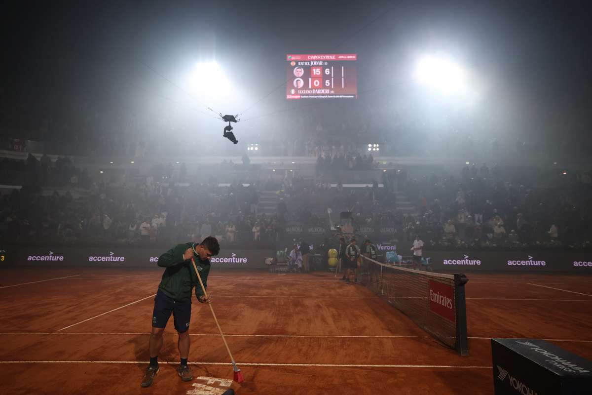 Meciul de tenis de la Roma oprit din cauza fumului provenit de la finala Cupei Italiei la fotbal