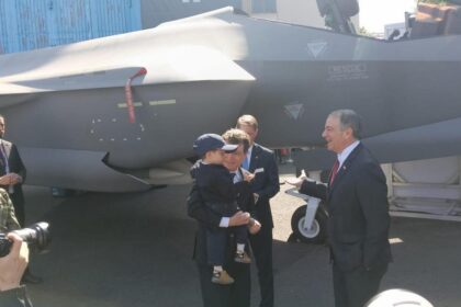 Nicussor Dan si a dus fiul la expozitia internationala de tehnologii militare BSDA 2026