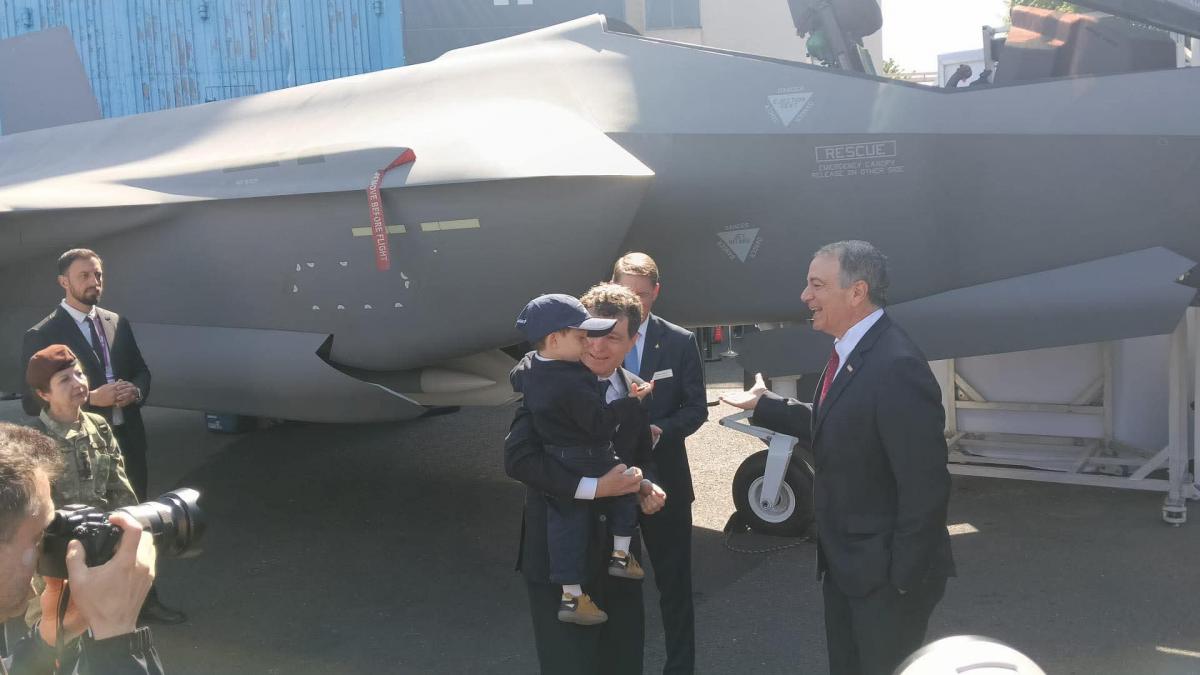 Nicussor Dan si a dus fiul la expozitia internationala de tehnologii militare BSDA 2026