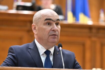PSD il acuza pe Bolojan ca distribuia banii din fonduri pe un servetel si cu un pix