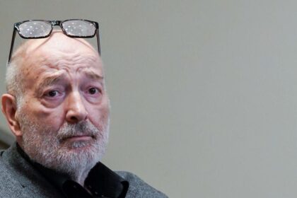 Stelian Tanase ii reproseaza dur pe liberali d Intr un eveniment PNL Ati lins clantele pentru
