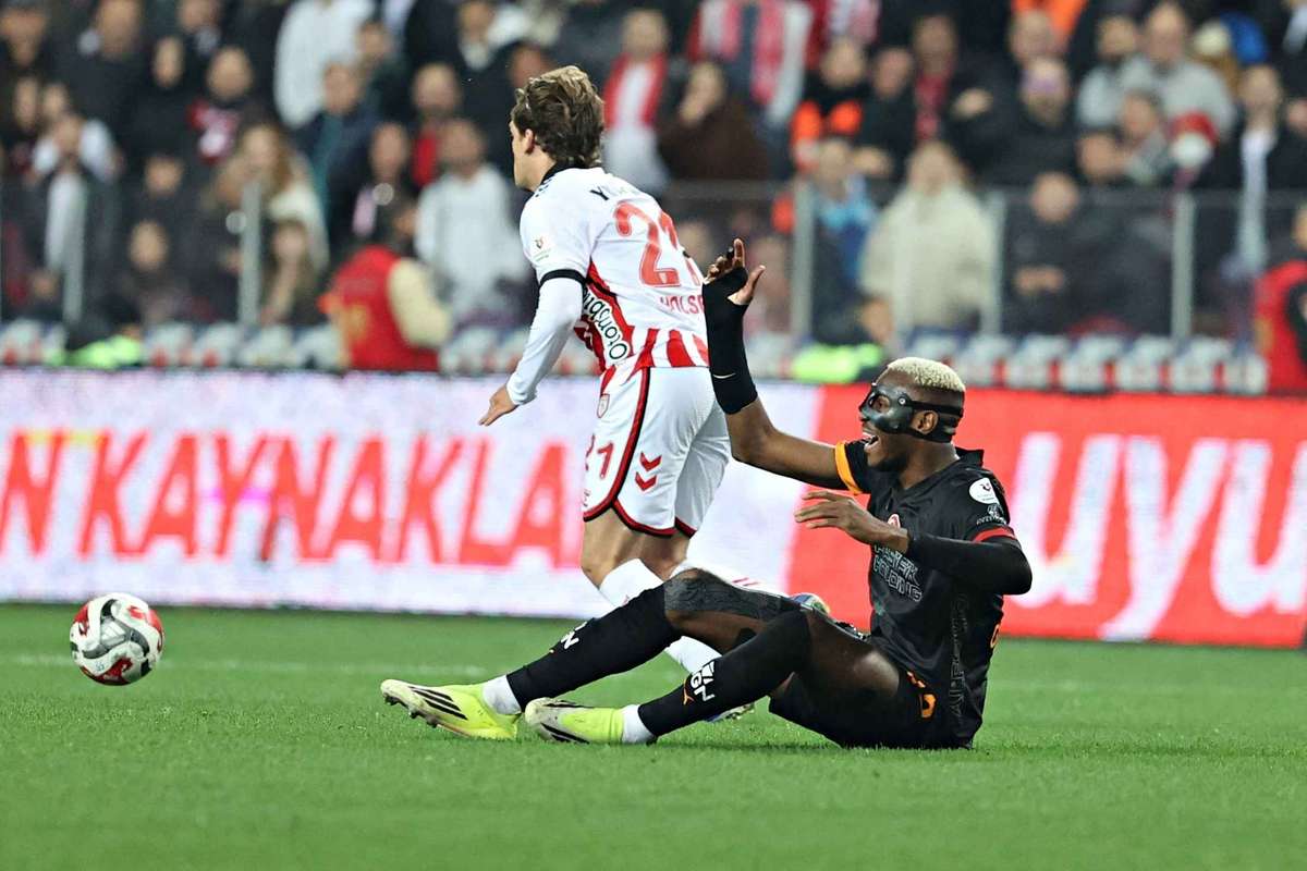nebunie in turcia galata pierde fener castiga lupta pentru titlu este relanasata