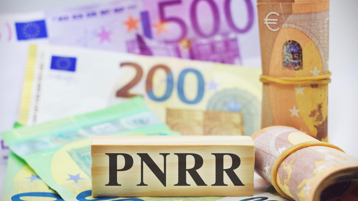 Angajatii care gestioneaza fonduri europene vor fi evaluati lunar Sporul de 40 v a fi acordat doar