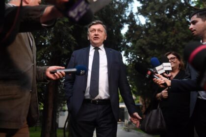 Crin Antonescu despre disputa dintre Bolojan si Ilie Nicusor Acest conflict se desfasoara pe un camp