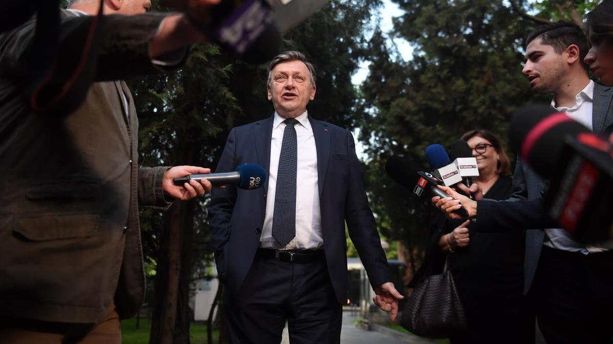Crin Antonescu despre disputa dintre Bolojan si Ilie Nicusor Acest conflict se desfasoara pe un camp