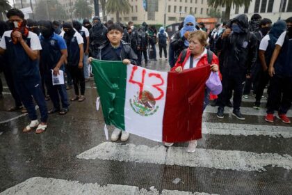 Mii de protestatari blocheaza accesul la stadionul unde se desfasoara meciul de deschidere al Cupei Mondiale