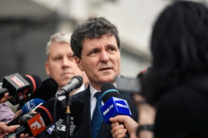 Nicuser Dan Nu poti sa te opui sistemului cand esti la varful lui Intre un caine care latra si unul