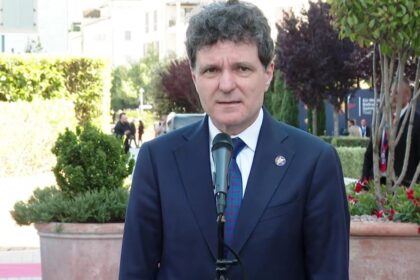 Nicusor Dan a depus o coroana de flori la monumentul dedicat memoriei victimelor Mineriadei din 1990