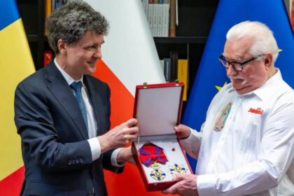 Nicusor Dan i a decernat fostului presedinte al Poloniei Lech Walesa Ordinul National Steaua