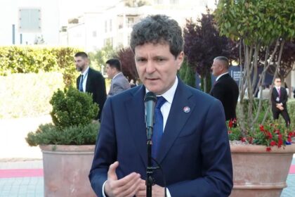 Nicusr Dan intrebat daca AUR este un partid pro occidental In opinia mea nu Adrian Vestea nu a