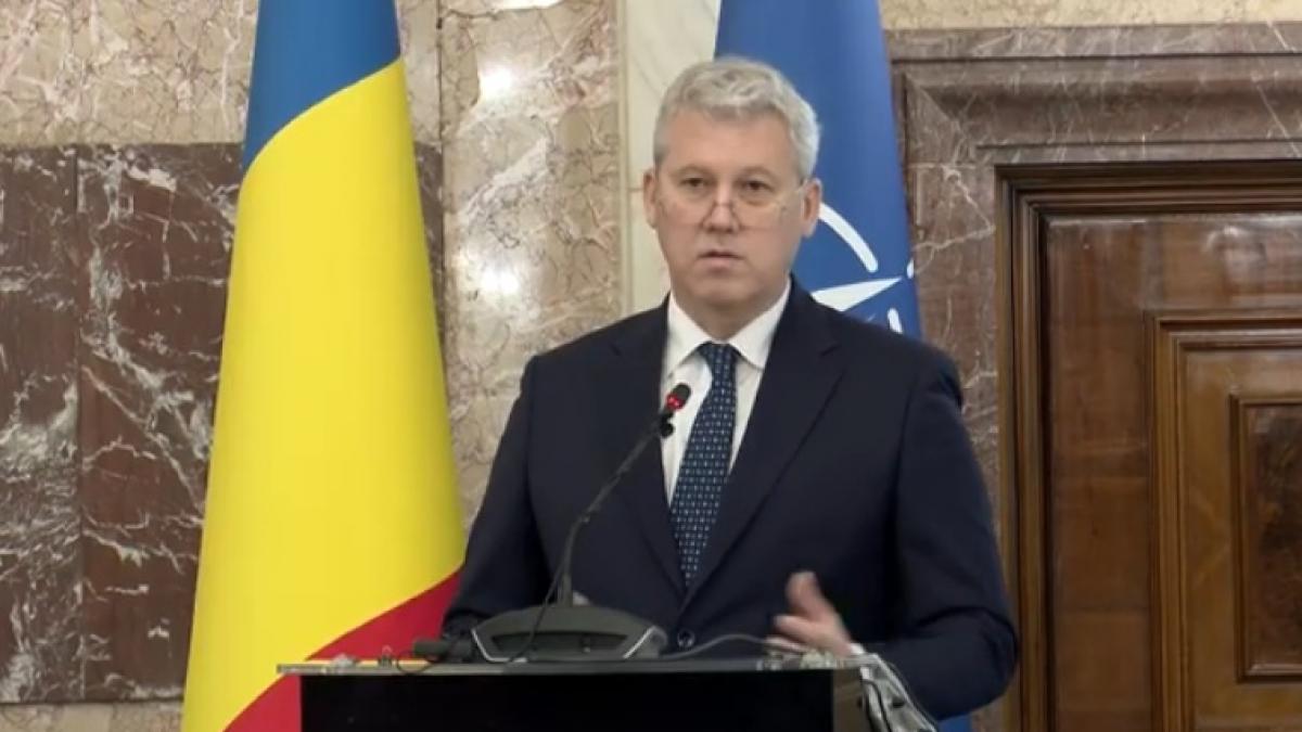Predoiu la premierea unor cadre MAI Daca unii politicieni ar avea macar jumatate din generozitatea unui