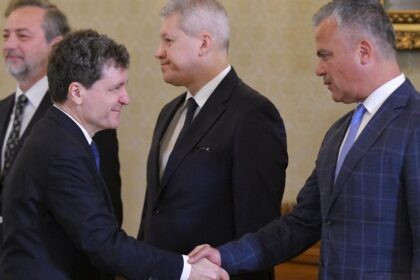 Premierul desemnat Adrian Vestea anunta sursele de voturi pentru aprobarea Guvernului in Parlament 1