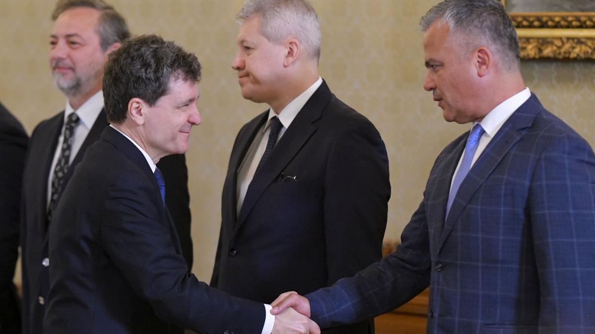 Premierul desemnat Adrian Vestea anunta sursele de voturi pentru validarea Guvernului in Parlament