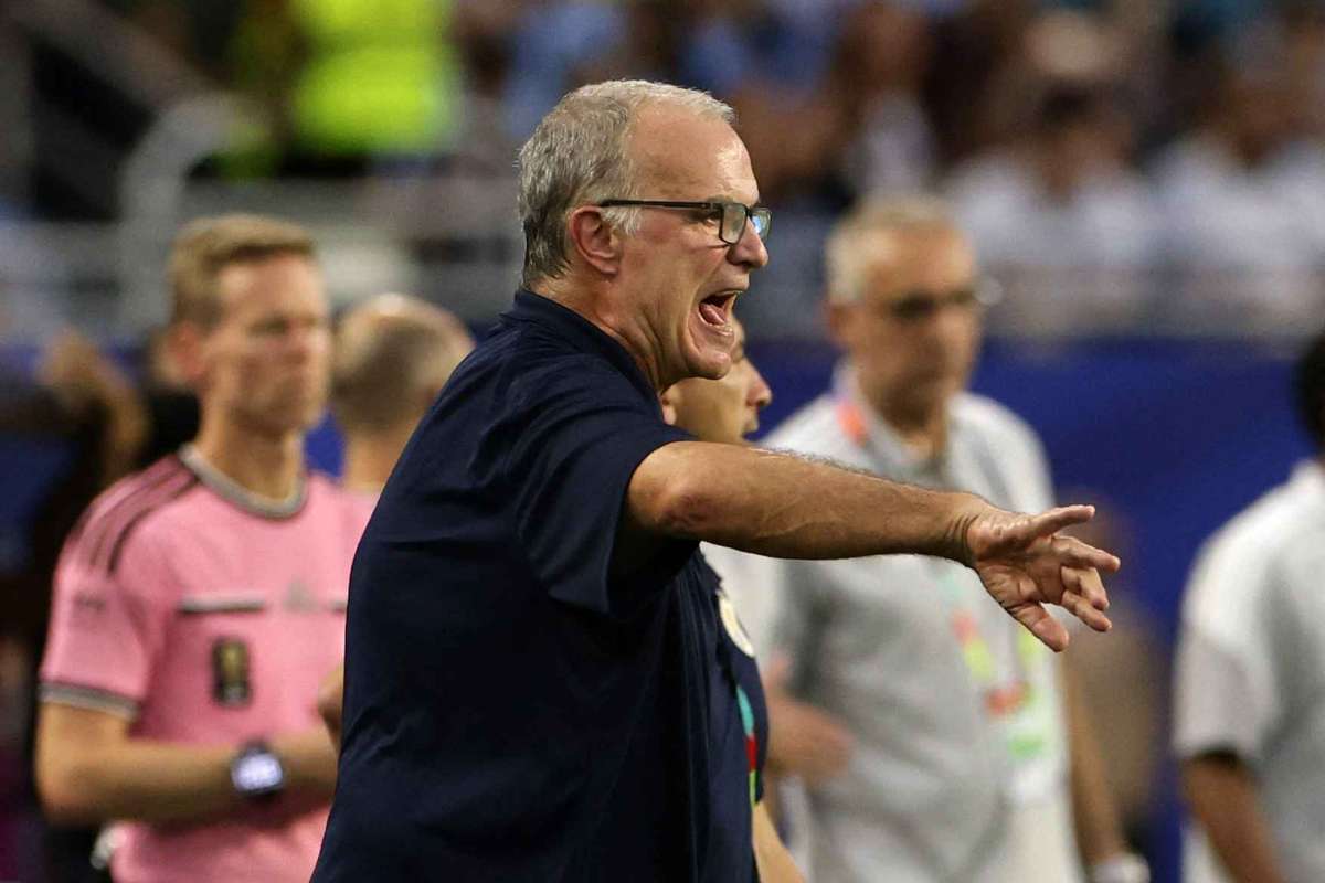 Selecionerul Urugayului Bielsa explica incidentul jenant de la sedinta foto FIFA