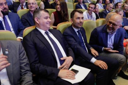 Surse Eugen Tomac incearca sa obtina sprijinul USR si UDMR pentru Guvernul sau Le propune chiar si