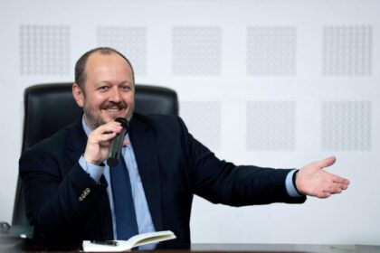 prima demisie din guvernul tomac adrian papahagi se retrage nu vreau sa fiu implicat intr un conflict