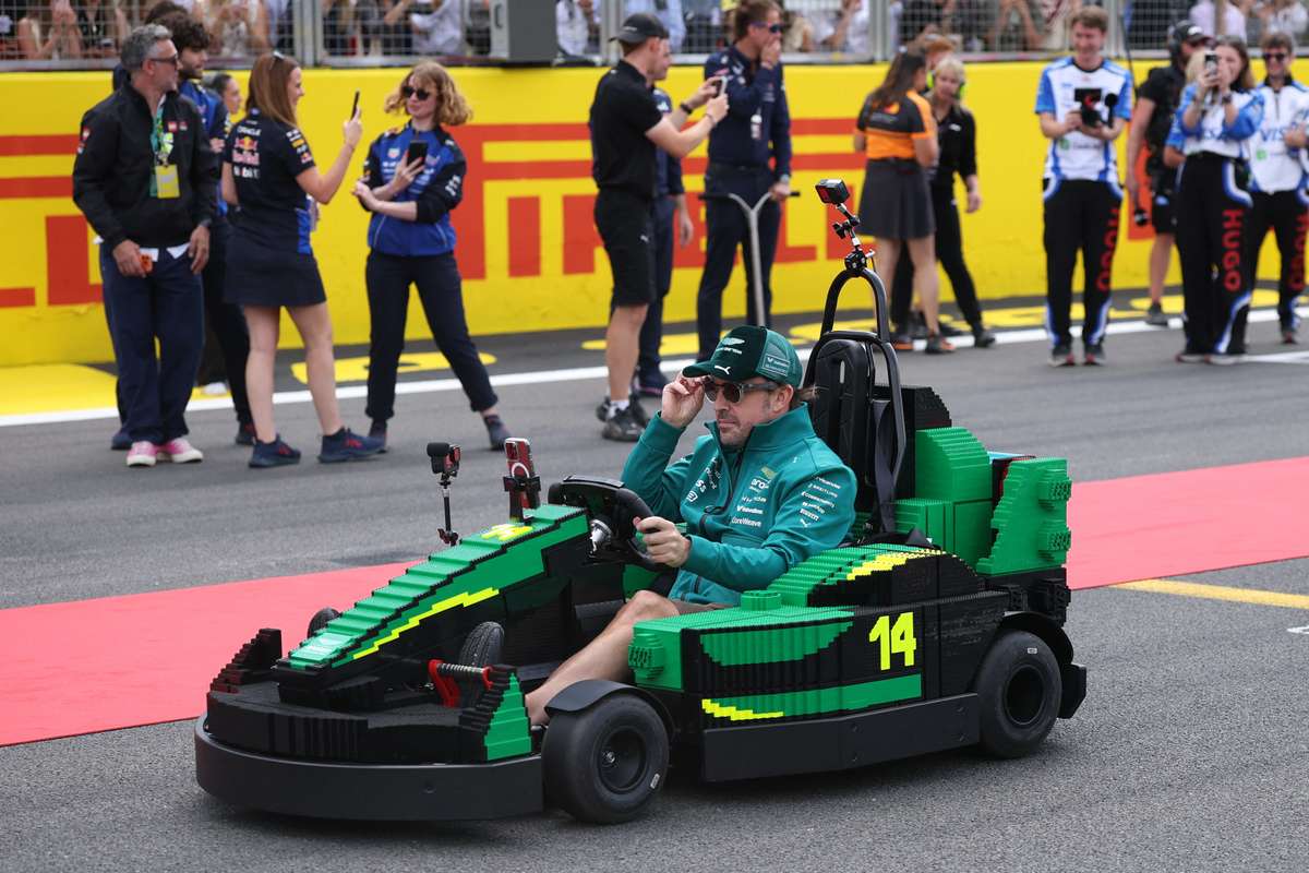 Alonso castiga din nou o cursa de Formula 1 dar cu masini LEGO