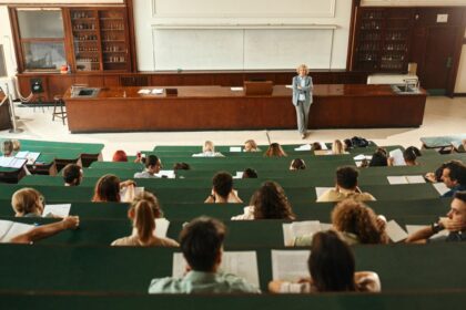 Anomalii in legea salarizarii Un lector universitar are un salariu mai mic decat un asistent