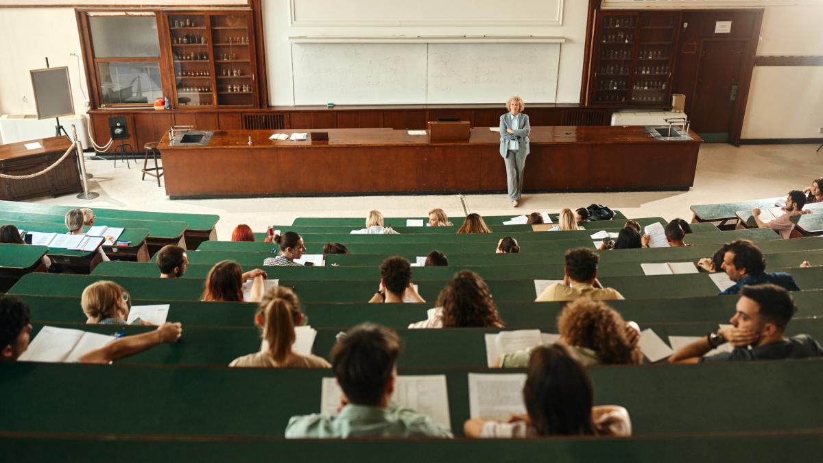 Anomalii in legea salarizarii Un lector universitar are un salariu mai mic decat un asistent