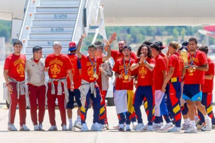 Bucurie Campioana mondiala s a intors acasa Spania a sosit la Madrid cu trofeul suprem